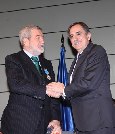 El Ministro de Trabajo e Inmigración Valeriano Gómez Sánchez impone al Dr. D. Marcos Gómez Sancho la Medalla de Oro al Mérito en el Trabajo